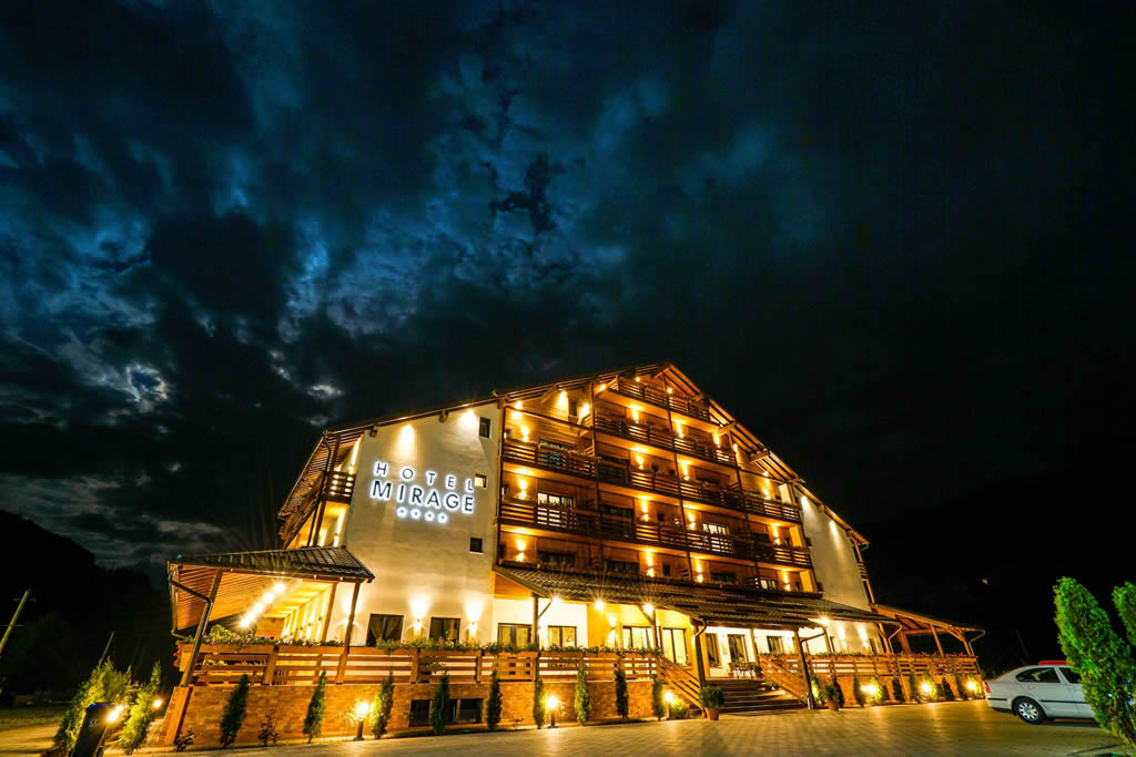 Imagine ce surprinde Hotelul Mirage noaptea