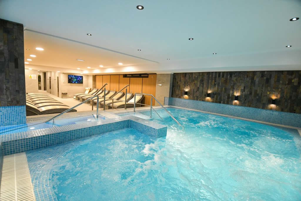 Imagine ce surprinde piscina interioara din cadrul Lotus Spa by Mirage Resort & Spa