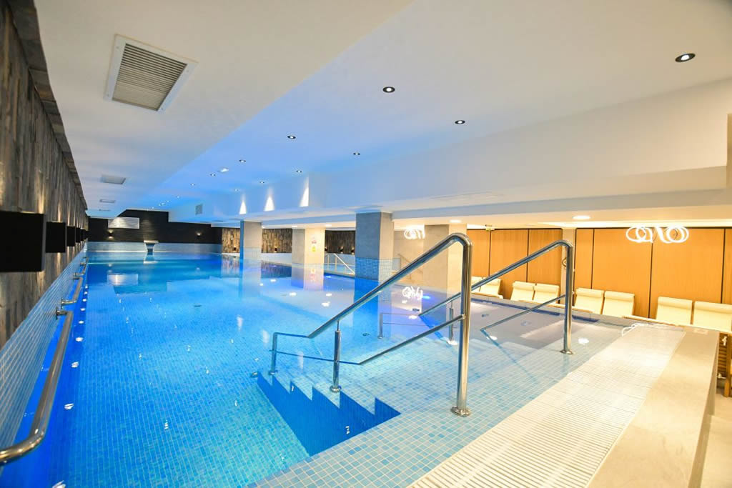 Imagine ce surprinde Piscina interioara a Mirage Resort & Spa