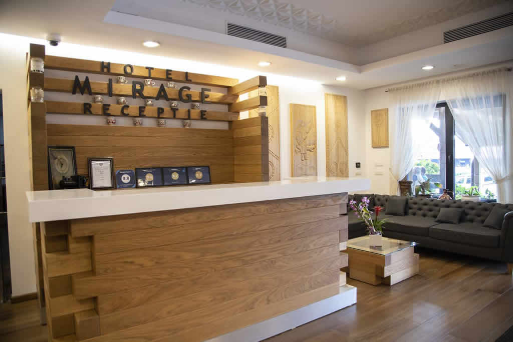 Imagine ce surprinde Hotelul Mirage noaptea